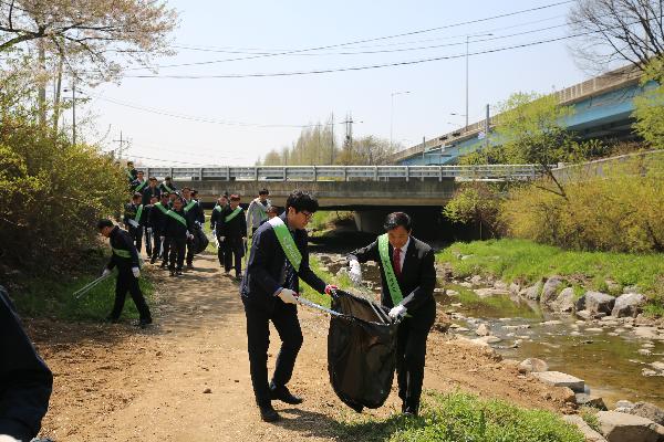 180417_(경영관리처)_인천도시공사,_벚꽃_나들이_나선_시민_대상_친환경_운동_전개_(2).jpg 이미지
