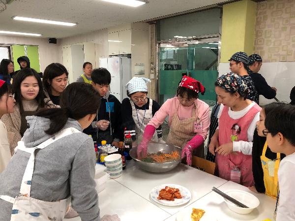 190309_(주거복지처)_가족봉사단과_함께_반찬_나눔_활동_(홈페이지용).jpg 이미지