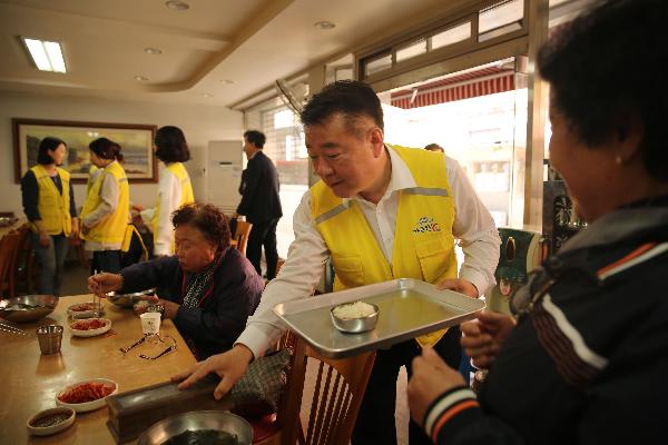 190507_(경영관리처)_어버이날_맞아_지역_어르신_섬기는_배식봉사_활동_실시_(2).jpg 이미지