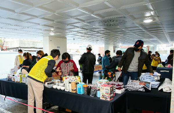 201113_(광역주거복지센터)_비주택_거주자_지원_위한_마음나눔_행복바자회_개최_(2).jpg 이미지