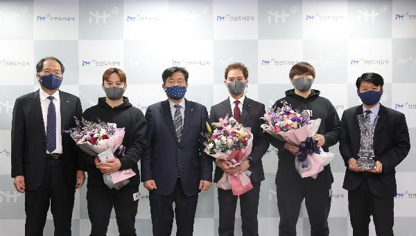 20210324_(경영관리처)_iH공사_핸드볼_선수단_포상금_전달식_사진.jpg 이미지