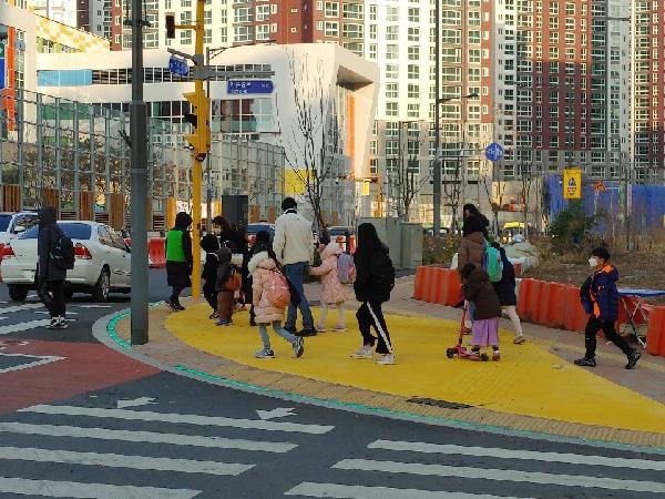 검단신도시_한별초등학교_옐로카펫_설치사진(1).jpg 이미지