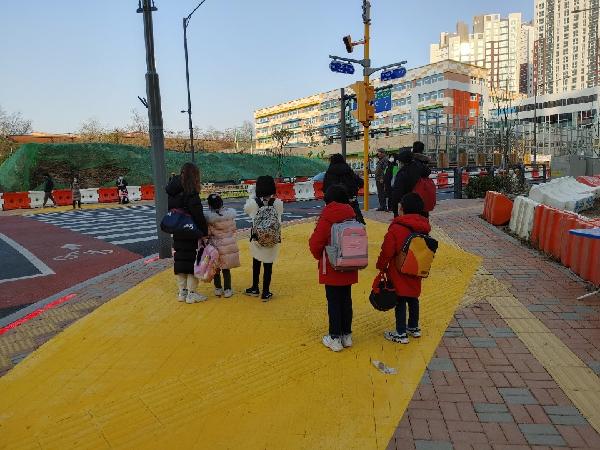 검단신도시_한별초등학교_옐로카펫_설치사진(2).jpg 이미지