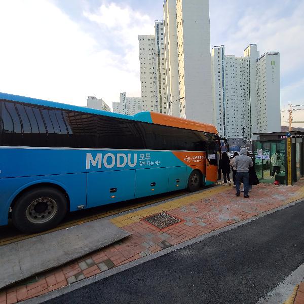 사진1._검단신도시_출퇴근_MOD(MODU)_버스_이용객_탑승_사진.jpg 이미지