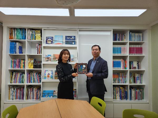 iHUG_꿈의_책방_12호_개소_기념_사진.jpg 이미지