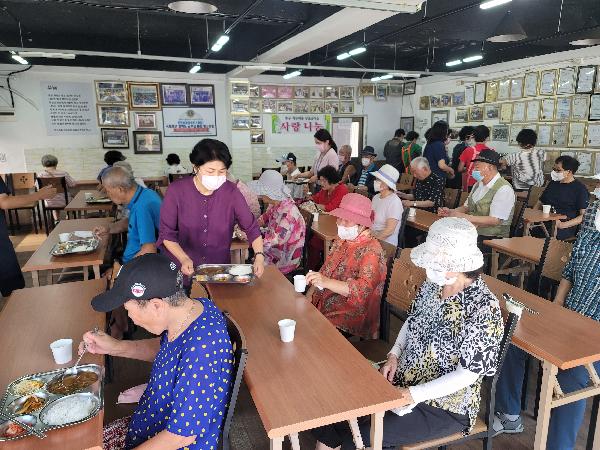 작은이들무료금식소_배식_봉사활동_사진.jpg 이미지