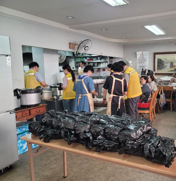 오병이어밥집_배식_봉사활동_사진.jpg 이미지