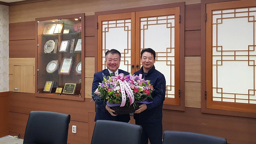 박인서 사장 취임 1주년 축하 노조위원장 꽃다발 증정 사진