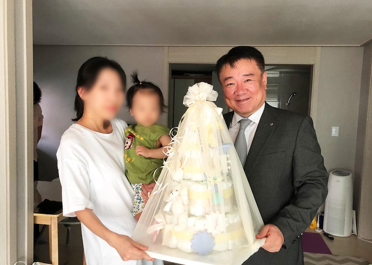 출산 입주민 가정에 축하선물 전달 사진