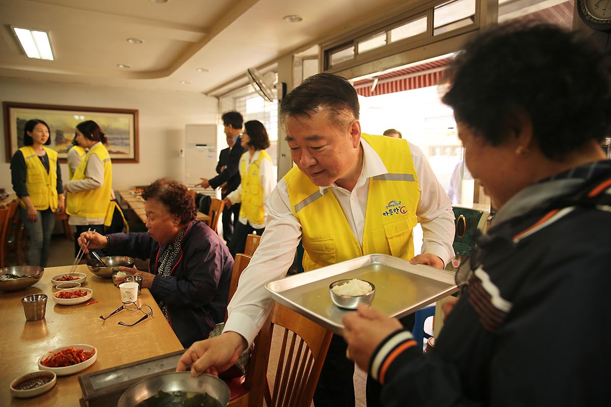 지역 어르신 섬기는 배식봉사 활동 실시 사진