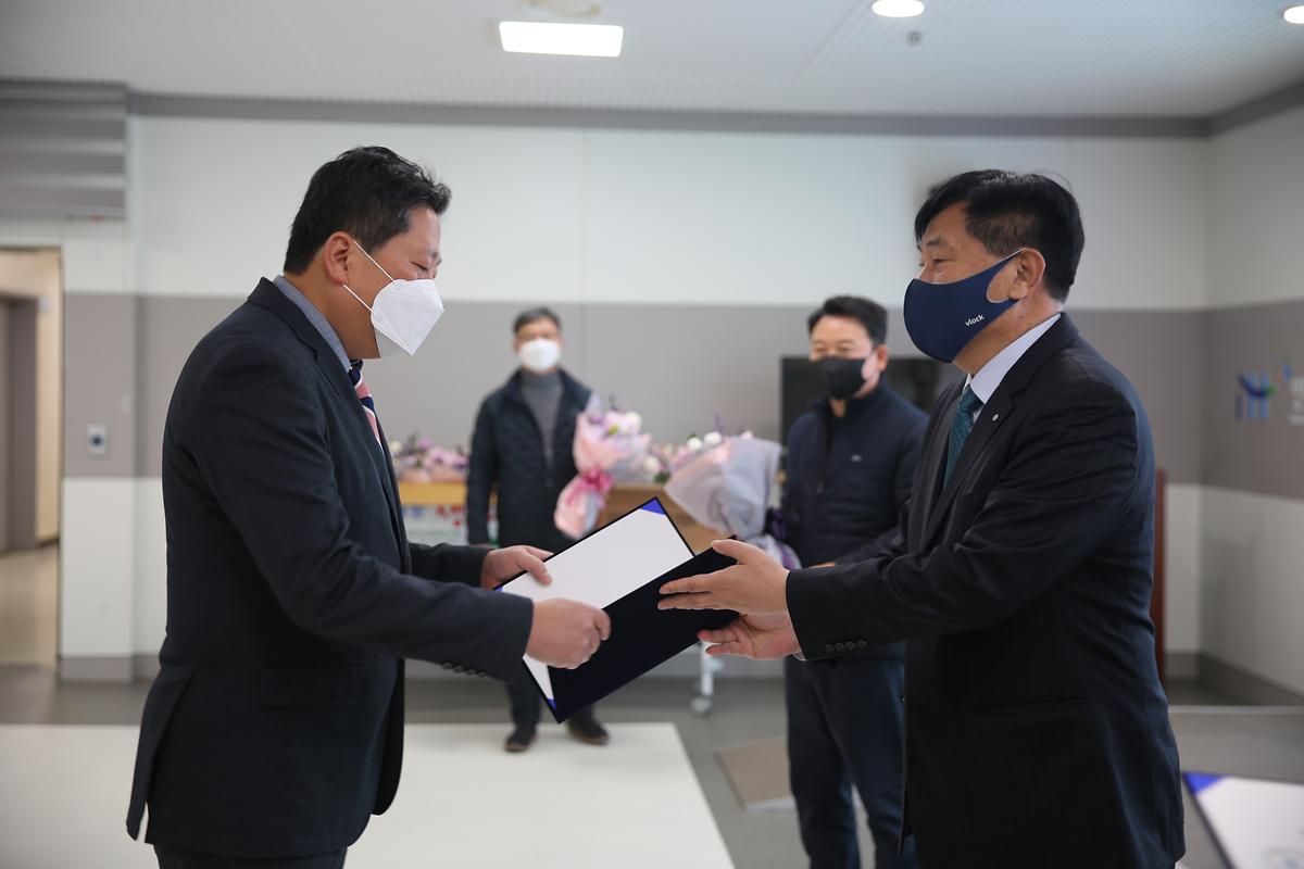 조직개편에 따른 임용장 수여식 사진