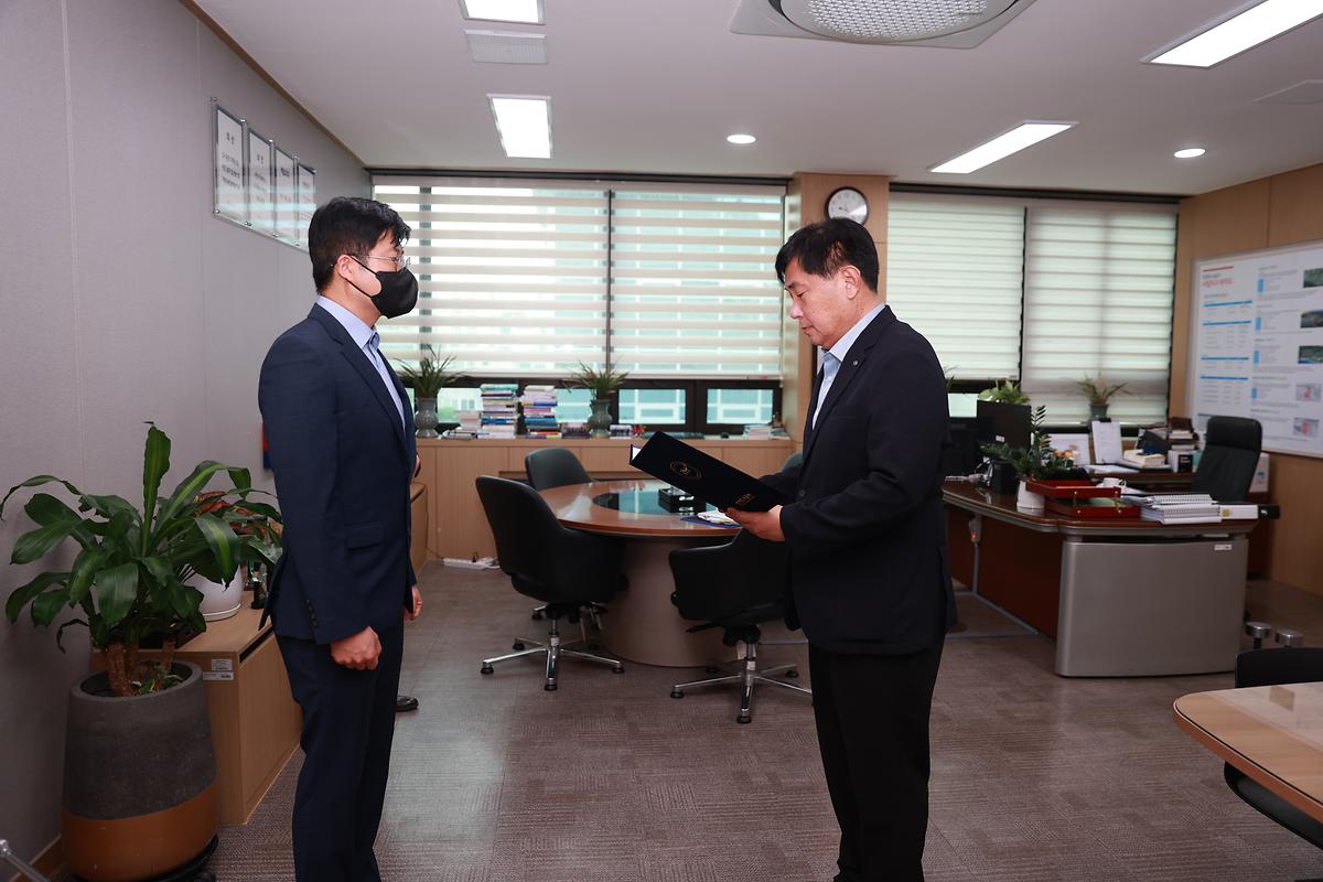 공무직 신규입사자 임용장 수여식 사진