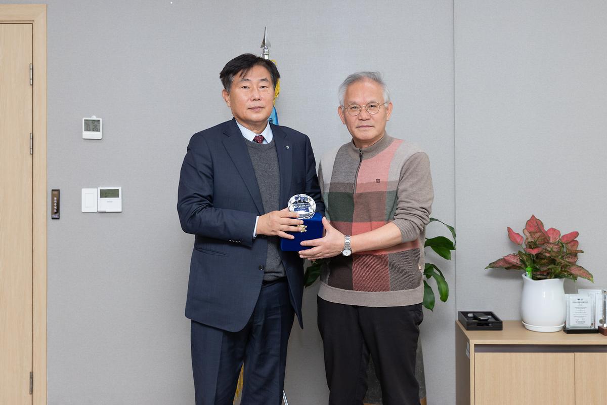 인하대학교 도시재생학과 발전 공로 감사패 수여식 사진