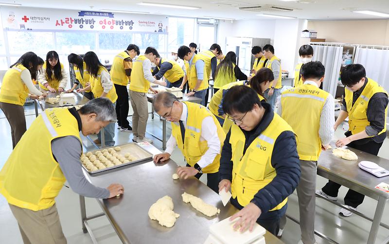 사랑의 빵 나눔 봉사활동 '사랑빵빵 영양빵빵' 활동 진행 사진